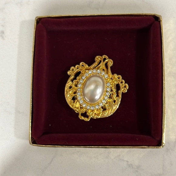 Accessories - Vintage Faux Pearl & Diamond Clip Brooch